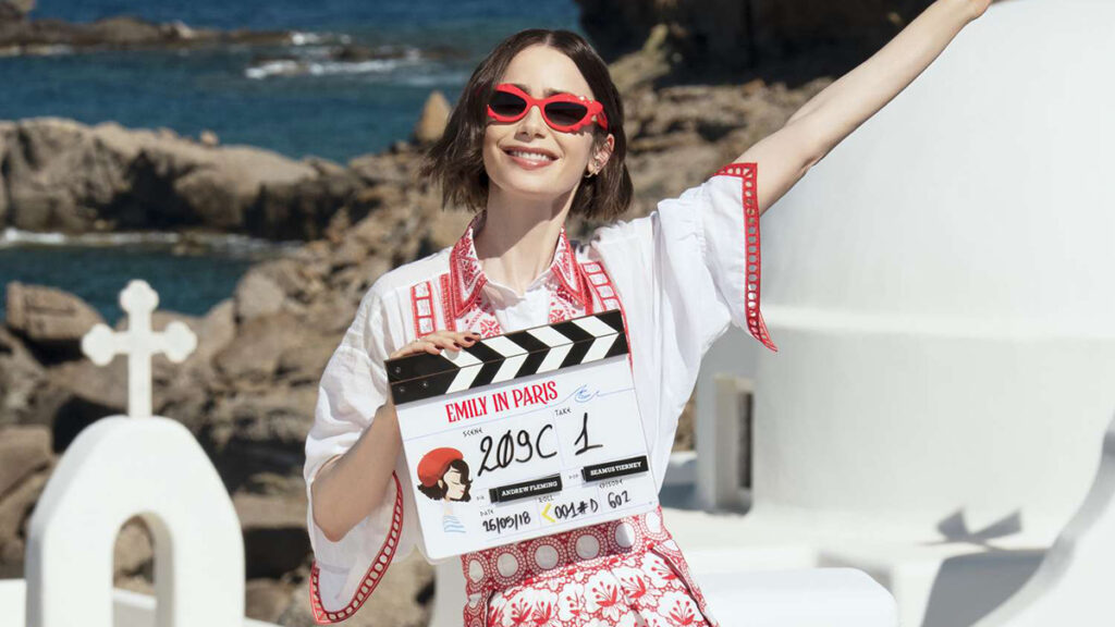 Lily Collins durante el rodaje de la temporada 6 de 'Emily in Paris'.