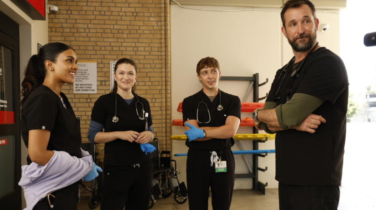 Noah Wyle junto a los actores que hacen de estudiantes en la primera temporada de The Pitt.