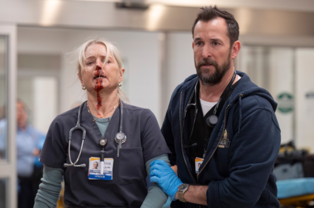 Noah Wyle asistiendo a Katherine LaNasa en una escena de The Pitt en la que su personaje ha sido agredido.