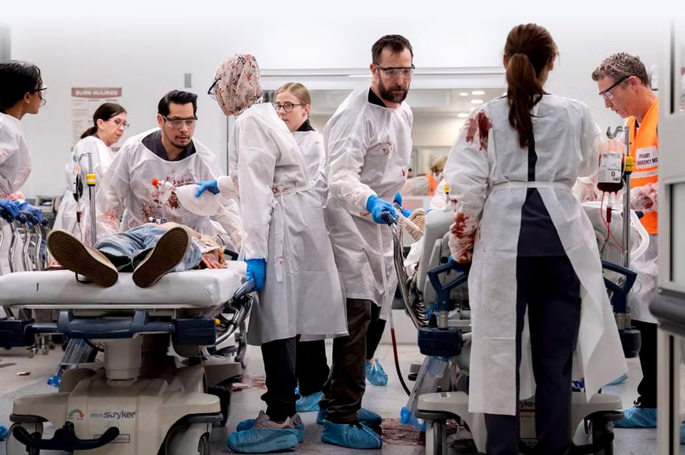 Equipo de The Pitt tratando una urgencia en el hospital.