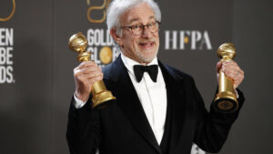 Steven Spielberg posa con dos de sus Oscar.
