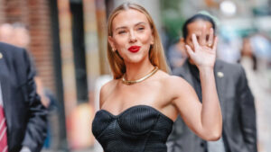 Scarlett Johansson saludando a los cámaras a la llegada a un evento.