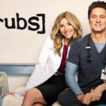 Cartel promocional de la temporada 10 de Scrubs, con Elliot, J.d y Turk posando ante la cámara mostrando su cambio físico tras 17 años.