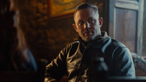 Tom Hardy en una escena de la primera temporada de 'Mobland'.