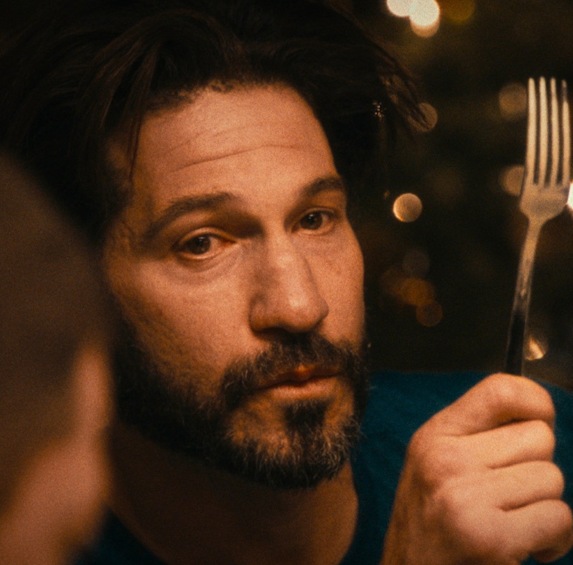 Mickey durante el episodio de la cena familiar en The Bear.