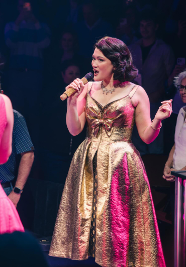 Isa Briones cantando en Broadway.
