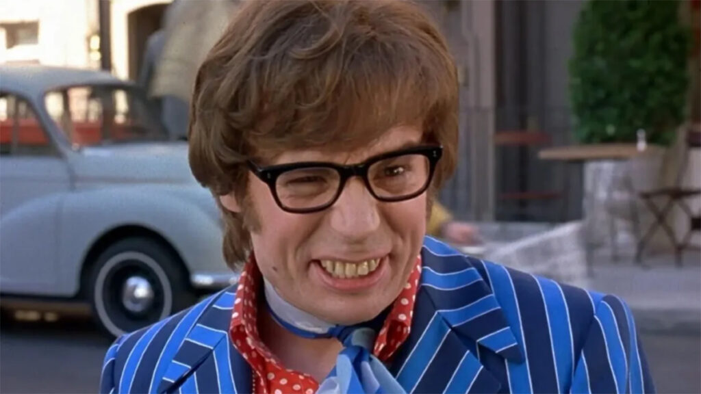 Mike Myers dando vida a Austin Powers en una de las películas de una saga que regresa con 'Austin Powers 4'.