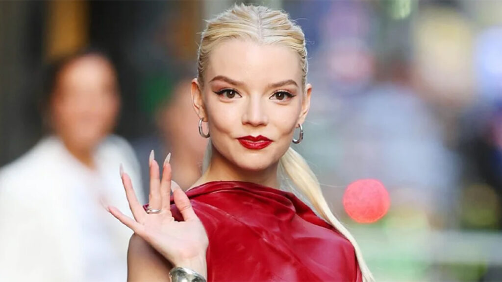 Anya Taylor-Joy saludando a la cámara.