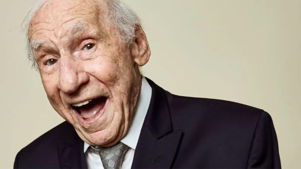 Mel Brooks sonriendo para demostrar que será eternamente joven.