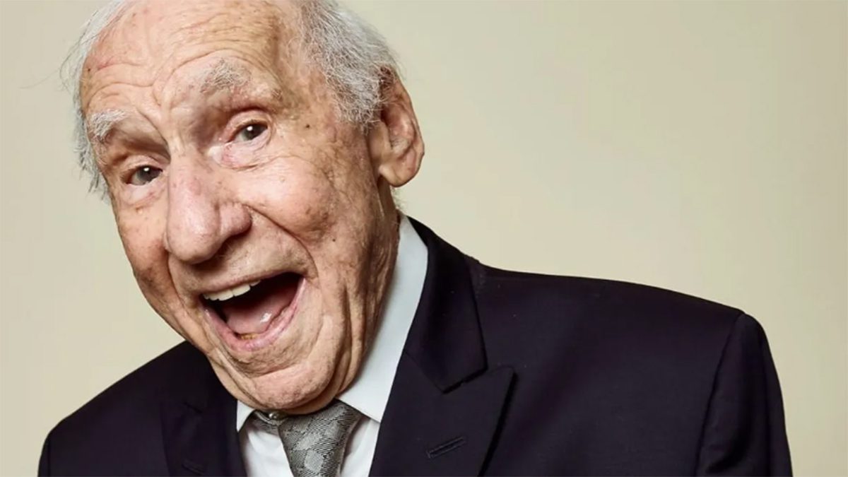 Mel Brooks sonriendo para demostrar que será eternamente joven.