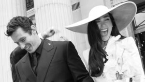 Instantánea de la boda de Callum Turner y Dua Lipa compartida en Instagram por la cantante.