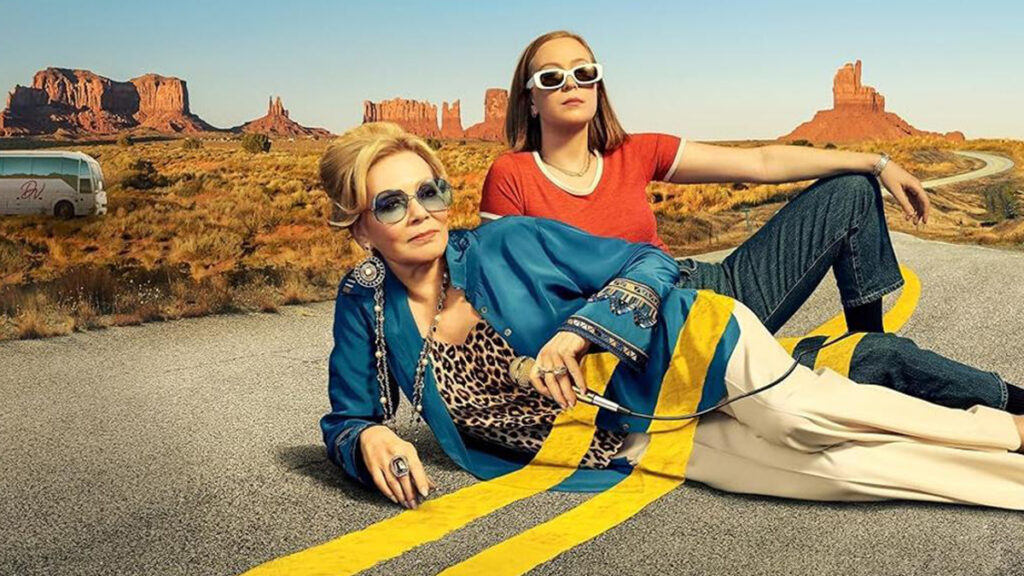Deborah y Ava tiradas en la carretera durante una de las giras de la humorista.