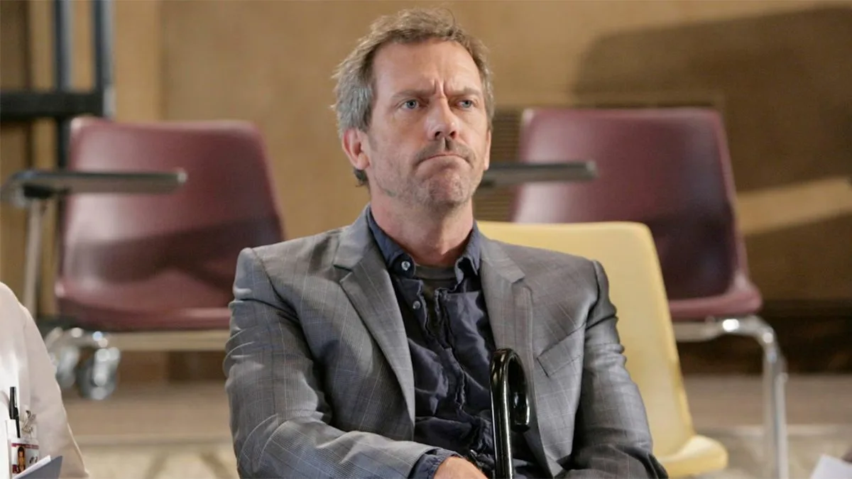 Hugh Laurie interpretando al inolvidable doctor House.