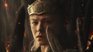 Cartel promocional de 'La casa del dragón' que muestra a Rhaenyra Targaryen con su corona y armada con una espada.