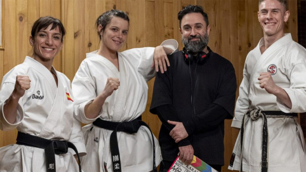 Andrea Ros y Patrick Criado junto a Sandra Sánchez, la deportista en la que se basa la película 'Karateka'.