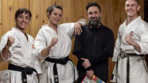 Andrea Ros y Patrick Criado junto a Sandra Sánchez, la deportista en la que se basa la película 'Karateka'.