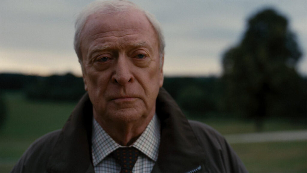 Michael Caine en una escena de la trilogía de Batman de Christopher Nolan.
