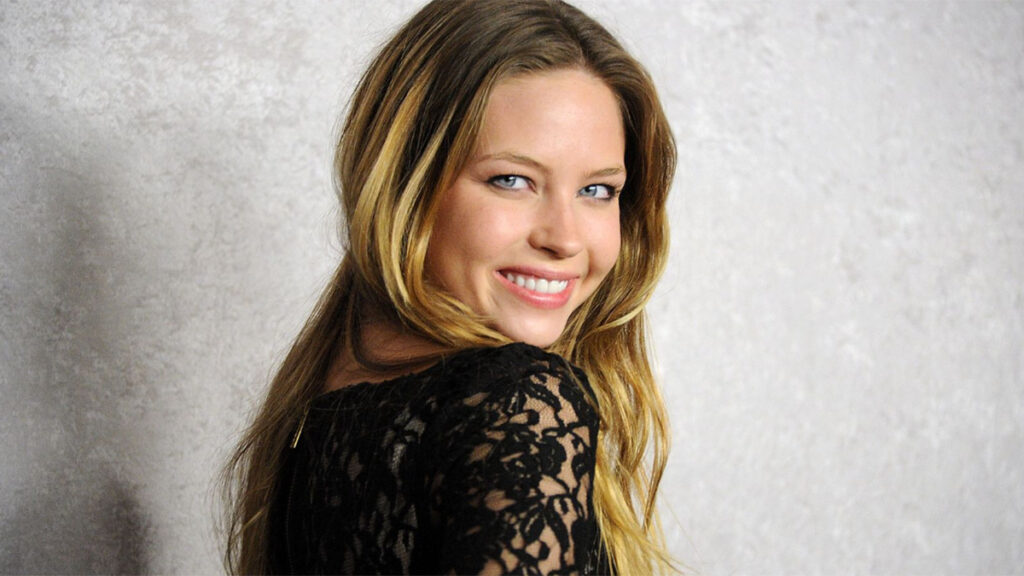 Daveigh Chase sonriendo a la cámara.