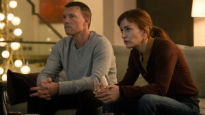Sam Worthington y Britt Lower en una escena de la exitosa 'Te esperaré' de Netflix.