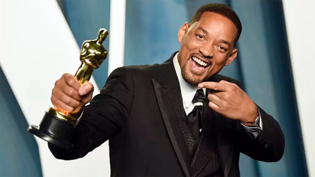 Will Smith posando junto al Oscar que ganó por 'El método Williams'.