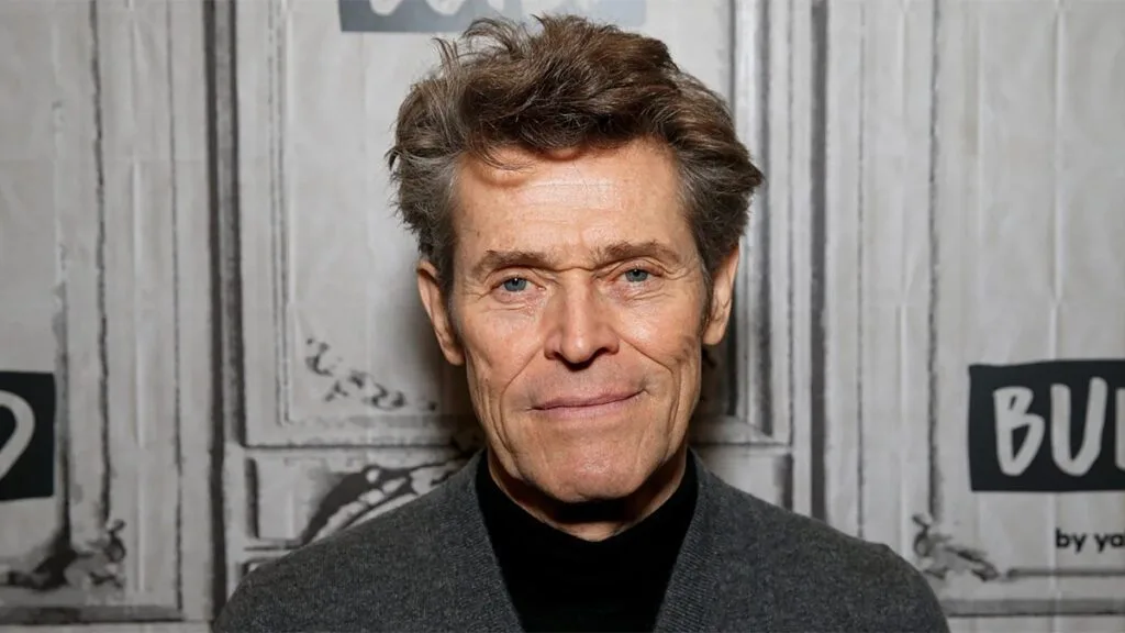 Willem Defoe posando ante las cámaras en un photocall.
