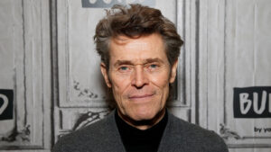 Willem Defoe posando ante las cámaras en un photocall.