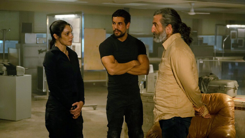 Mario Casas, Luis Zahera y Mariela Garriga, en 'Zeta'