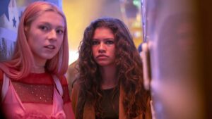 Hunter Schafer y Zendaya en Euphoria, una de las mejores series LGTBIQ+
