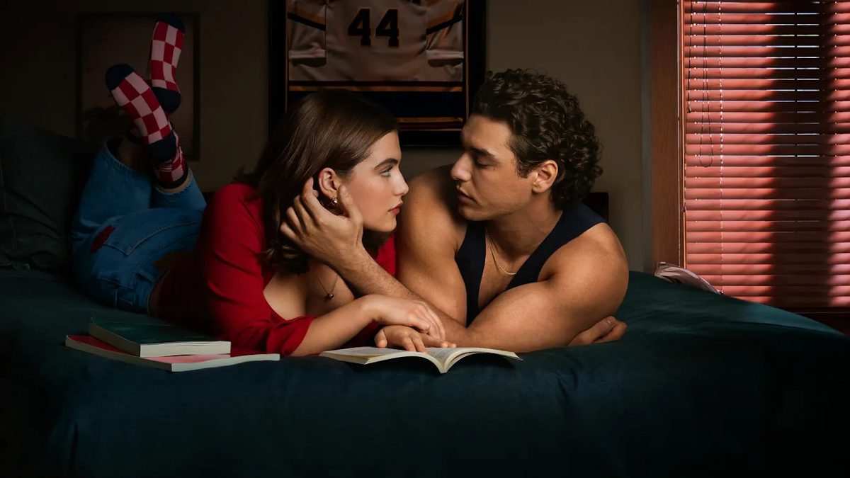 Hannah Wells y Garrett Graham, personajes principales de 'Off Campus'