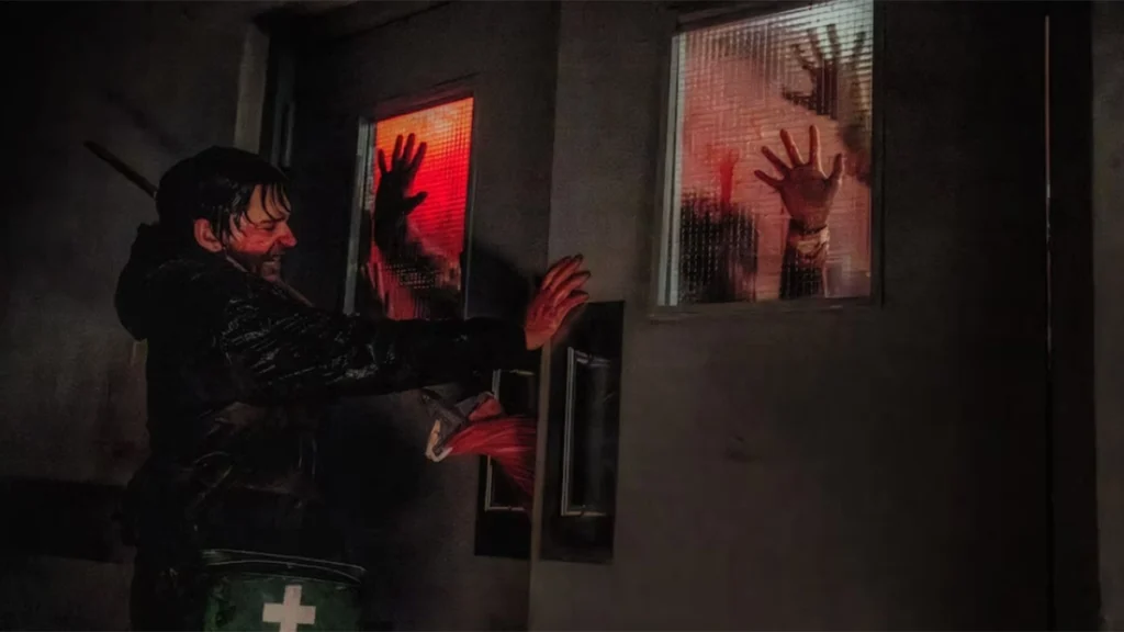 Bryan, protagonista de la película, lucha por mantener a los zombies al otro lado de la puerta en el tráiler de la película 'Resident Evil' que se estrena el 18 de septiembre de 2026.
