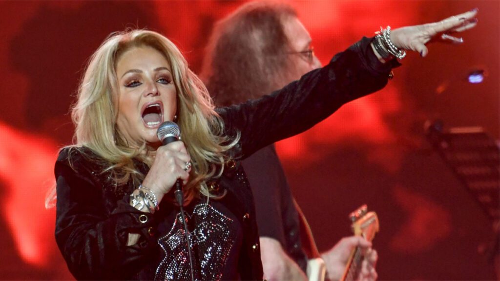 Bonnie Tyler cantando ‘Total Eclipse of the Heart’ durante una actuación.