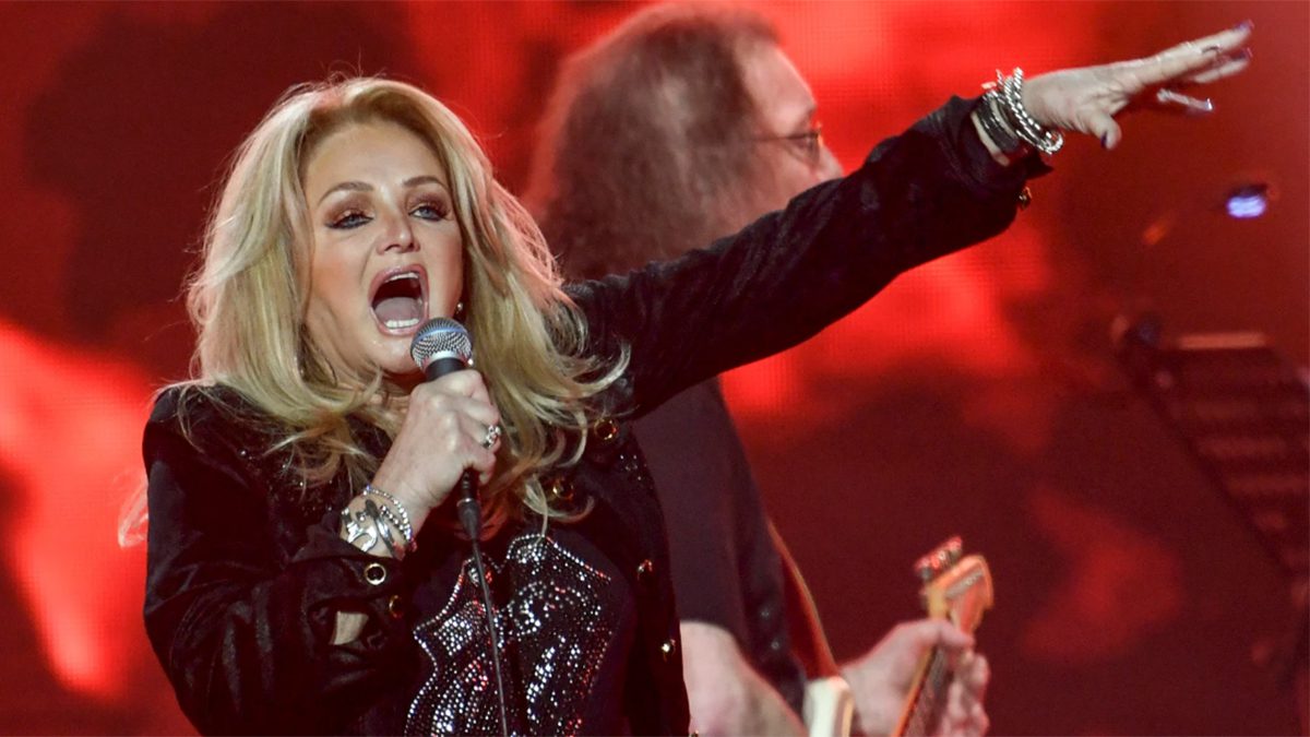 Bonnie Tyler cantando ‘Total Eclipse of the Heart’ durante una actuación.