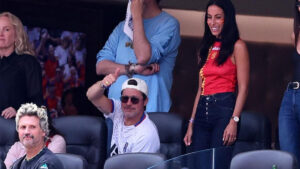 Brad Pitt e Inés de Ramón felices durante el partido España-Bélgica del Mundial 2026 en Los Ángeles que terminó 2-1 para los nuestros.