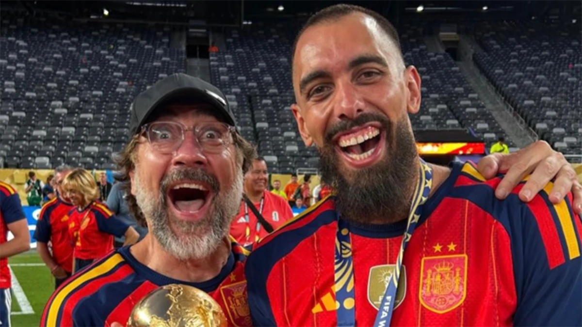 Javier Bardem posando en la alfombra dorada de la final del Mundial de 2026 en Nueva York. Sin duda, el mayor talismán en el partido de España en el mundial, ¡más aún con su inseparable camiseta del Panda!