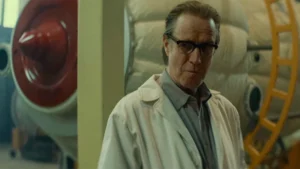 Rhys Ifans, el Otto Hightower de 'La casa del dragón', es el Diseñador Jefe, motor en torno al que gira 'Ciudad de las Estrellas'.