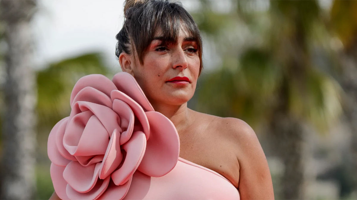 Candela Peña posa con un vestido muy llamativo.
