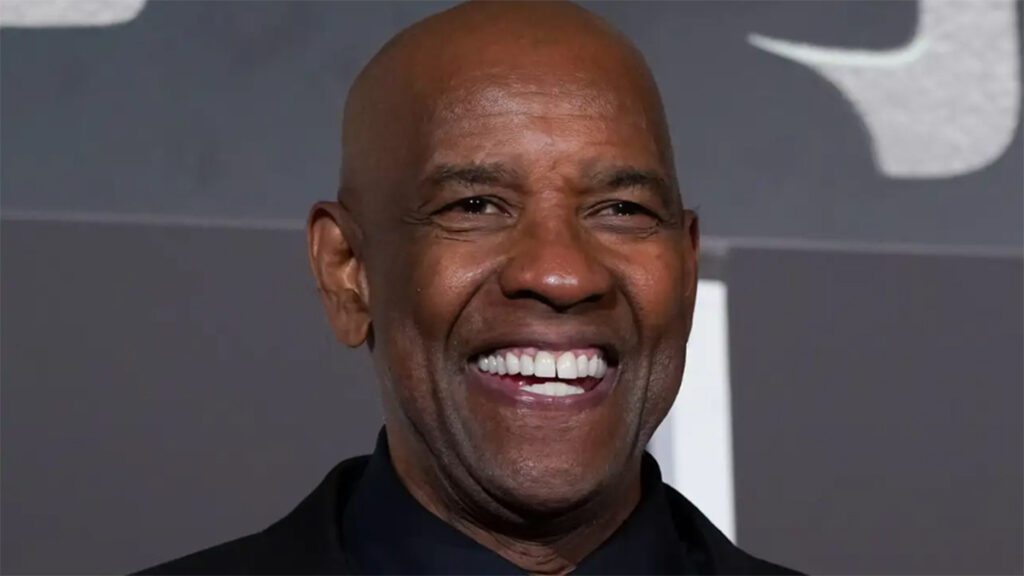 Denzel Washington sonriendo en un evento público.
