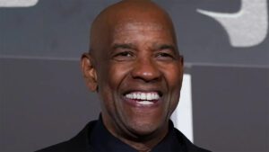 Denzel Washington sonriendo en un evento público.
