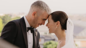 Complicidad absoluta de los novios en uno de los momentos más emotivos de la boda de Elena Rivera y David Redondo.