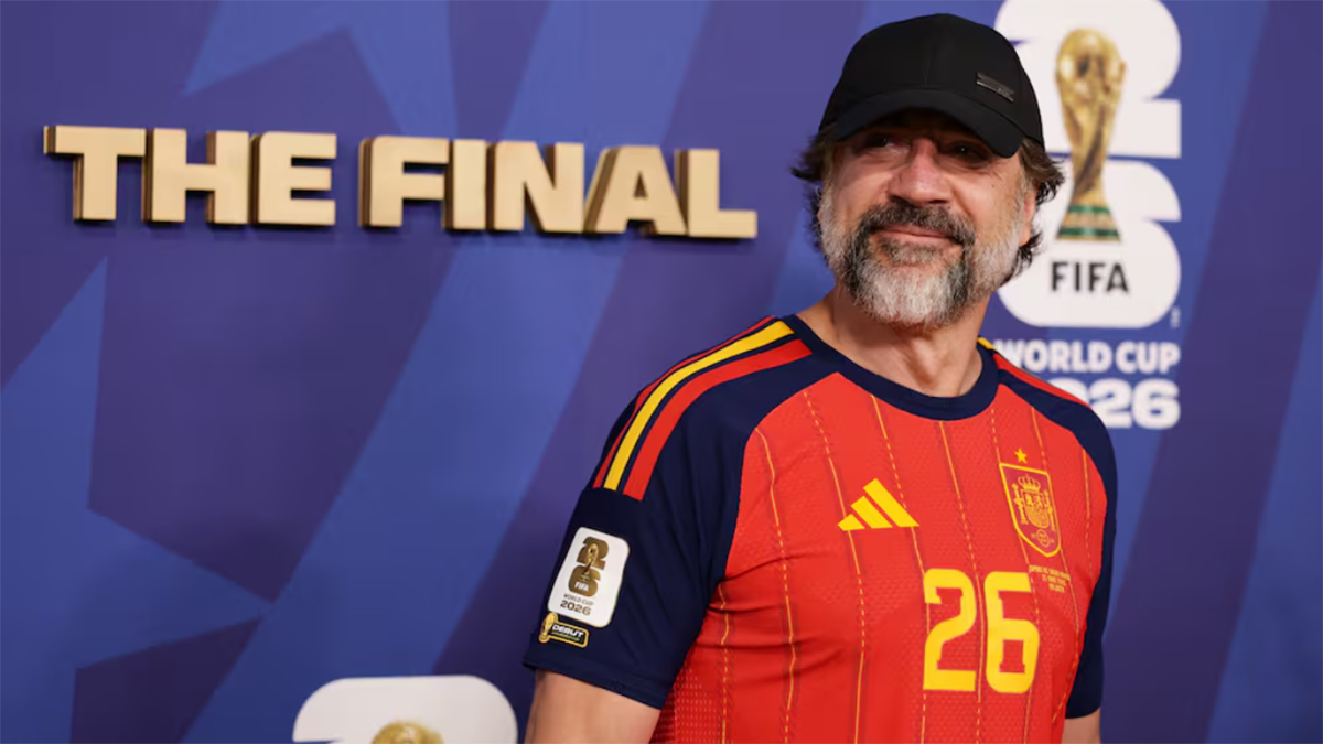 Javier Bardem posando en la alfombra dorada de la final del Mundial de 2026 en Nueva York. Sin duda, el mayor talismán en el partido de España en el mundial, ¡más aún con su inseparable camiseta del Panda!