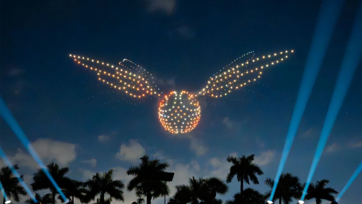 Primer plano del espectáculo de drones de Harry Potter en el que los dispositivos forman la snitch dorada que hay que capturar en los partidos de Quidditch.