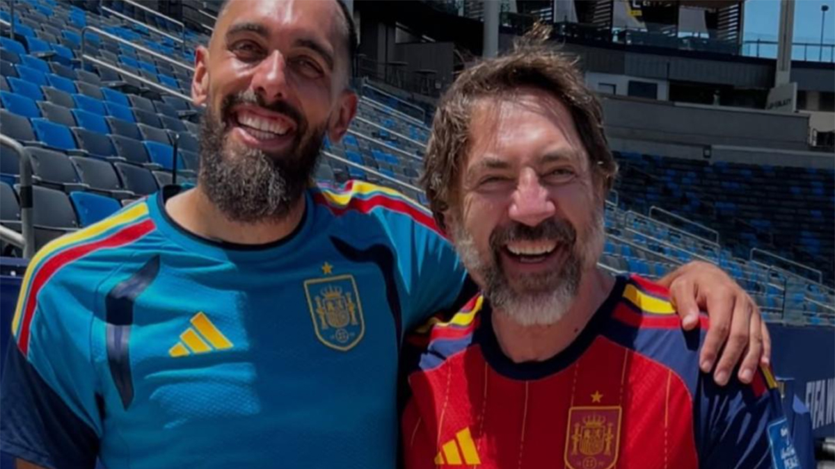 Javier Bardem en el Mundial de 2026, posando junto a Borja Iglesis, futbolista de la Selección Española que le regaló una camiseta con su número.