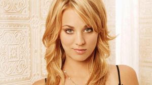 Kaley Cuoco posando para la cámara en la época en la que interpretaba a Penny, su personaje más popular.
