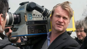 Christopher Nolan cargando una cámara IMAX al hombro, un recurso que ha ido utilizando a lo largo de su carrera y que ahora ha elevado a los altares con 'La Odisea' 2026.