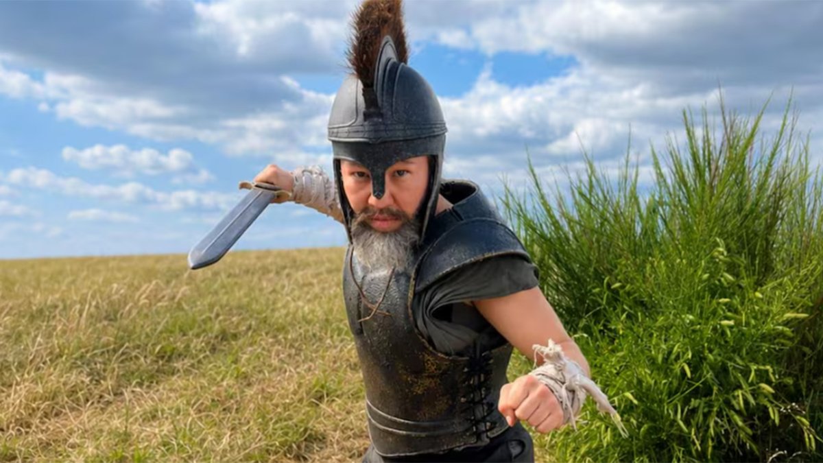 Devyn Dalton, protagonista de la escena de los gigantes de 'La Odisea', caracterizada como el Odiseo de Matt Damon.