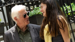Detalle de complicidad de Richard Gere en 'Asymmetry' durante un paseo junto a Diana Silvers, su coprotagonista.