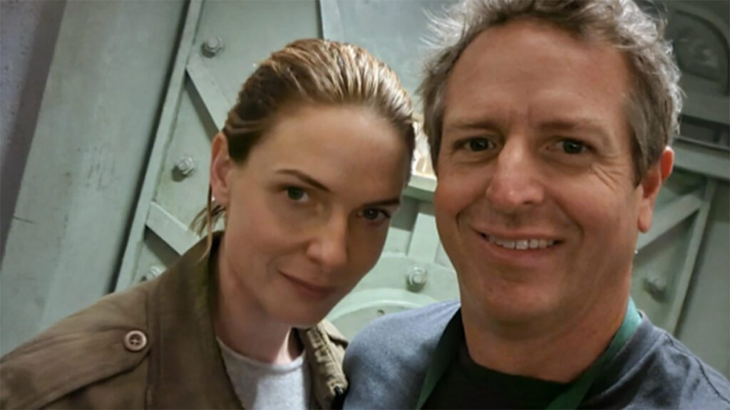 Rebecca Ferguson, protagonista de la temporada 3 de 'Silo' en Apple TV, junto a Hugh Howey, escritor de la trilogía y autor de la historia original.