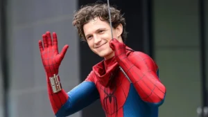 Tom Holland saluda durante el rodaje de 'Spider-Man: Brand New Day'.