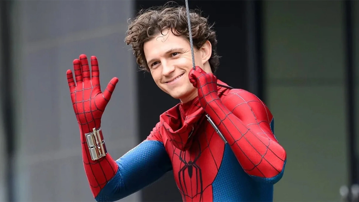 Tom Holland saluda durante el rodaje de 'Spider-Man: Brand New Day'.