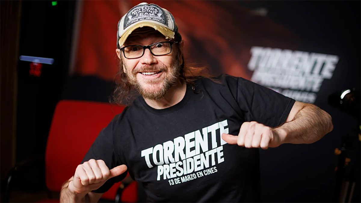 Santiago Segura promocionando su película 'Torrente Presidente' antes de su llegada a Netflix.
